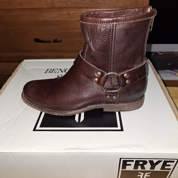 A pair of Frye Phillip Harness dark brown ankle boots in a women's size 6. EUC - Picture 2 of 14